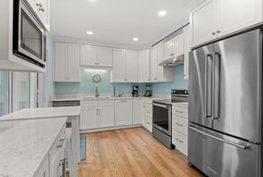 Refrigerador, microondas, horno y parrilla de estufa
