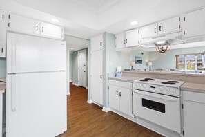 Refrigerador, microondas, horno, placa de cocina