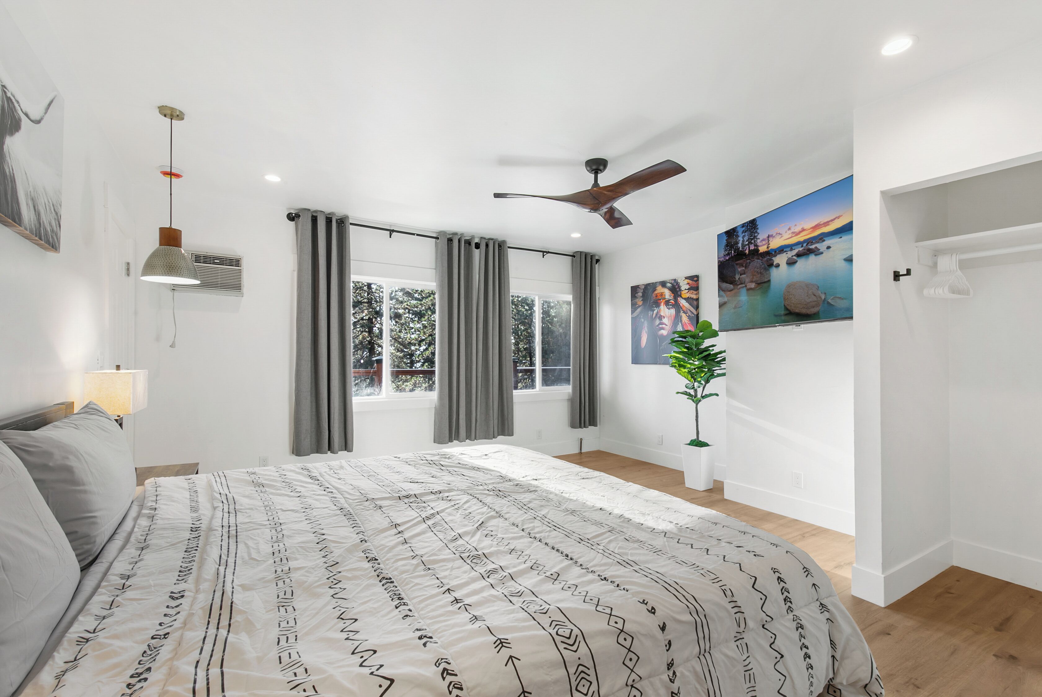 Deluxe Studio | Down comforters, iron/ironing board, free WiFi, bed sheets