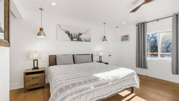 Cubrecamas, tabla de planchar con plancha, wifi gratis y ropa de cama