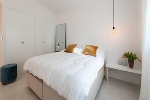 Iron/ironing board, free WiFi, bed sheets