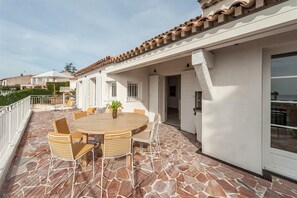Outdoor dining - Luxurious, modern villa for 8 persons in a peaceful location, sea view, pool (Agay)