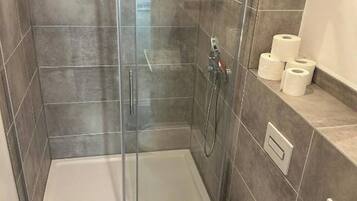 Haartrockner, Handtücher, Toilettenpapier