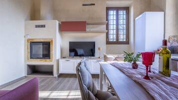 Una Smart TV, una chimenea