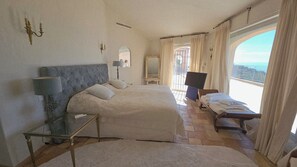 4 quartos, escrivaninha, ferros/tábuas de passar roupa