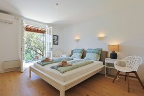 4 habitaciones, tabla de planchar con plancha y cuna de viaje