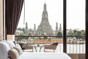 A hotel room with a view of a large temple complex. - Arun Riverside Bangkok (Bangkok)