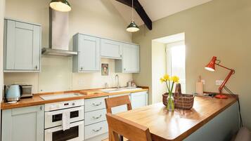 Fridge, oven, stovetop, electric kettle