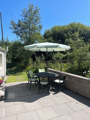 Outdoor dining - Tranquil 1 bedroom cottage 15mins drive to the sea Perfect for 2, can sleep 5 (Mydroilyn)