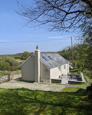 Exterior - Tranquil 1 bedroom cottage 15mins drive to the sea Perfect for 2, can sleep 5 (Mydroilyn)