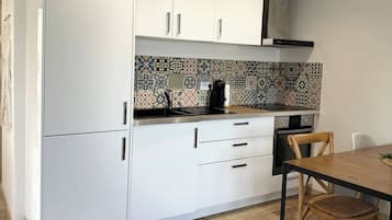 Een koelkast, een microgolfoven, een oven, een kookplaat