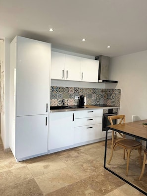 Frigorífico, microondas, horno y placa de cocina