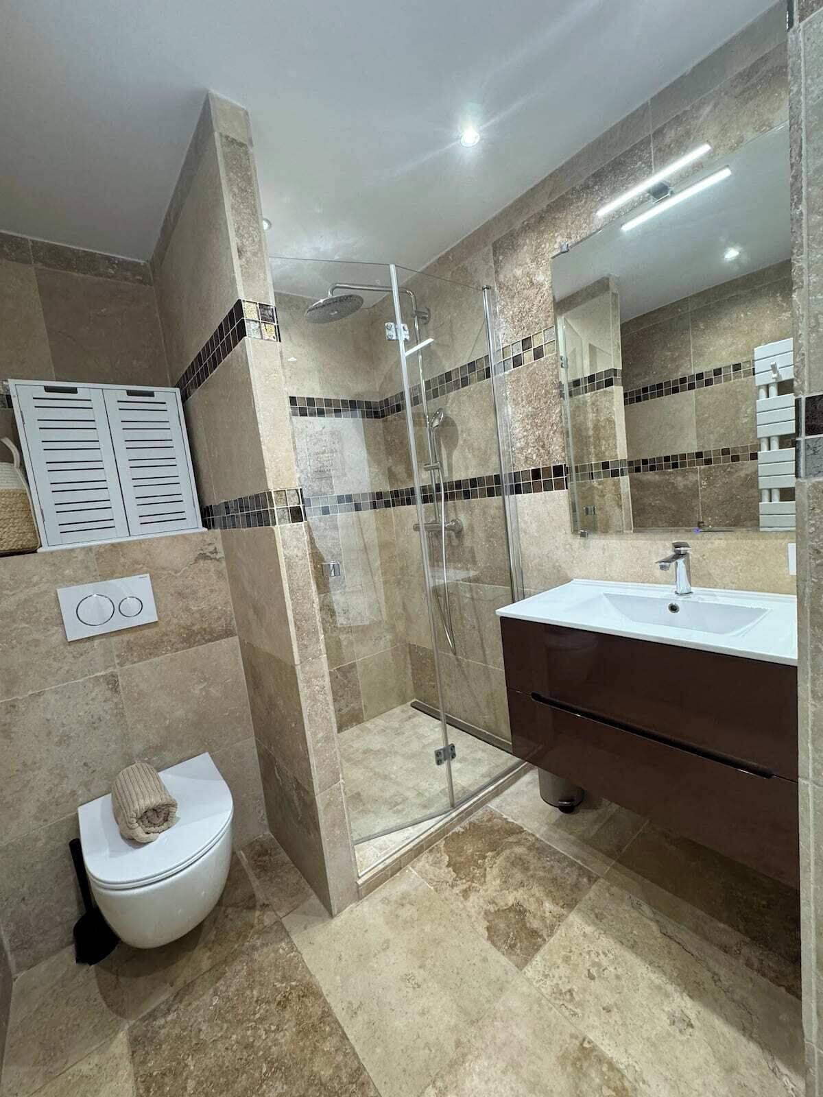 Een douche, handdoeken, toiletpapier