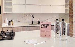Réfrigérateur, micro-ondes, plaque de cuisson, cafetière/bouilloire