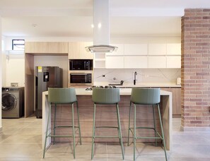 Een koelkast, een microgolfoven, een kookplaat