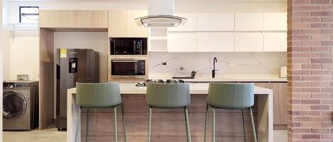 Køleskab, mikrobølgeovn, kogeplade, kaffe-/temaskine