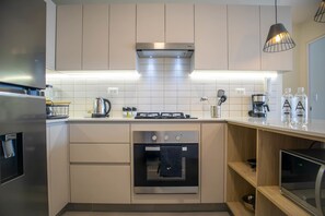 Fridge, oven, stovetop, coffee/tea maker