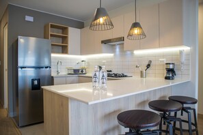 Refrigerador, horno, parrilla de estufa y cafetera y tetera 