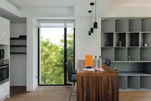 Réfrigérateur, four à micro-ondes, un four, surface de cuisson