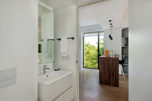 Douche, séchoir à cheveux, serviettes fournies