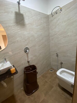 Basic Double Room, 1 Double Bed, Non Smoking | Bathroom