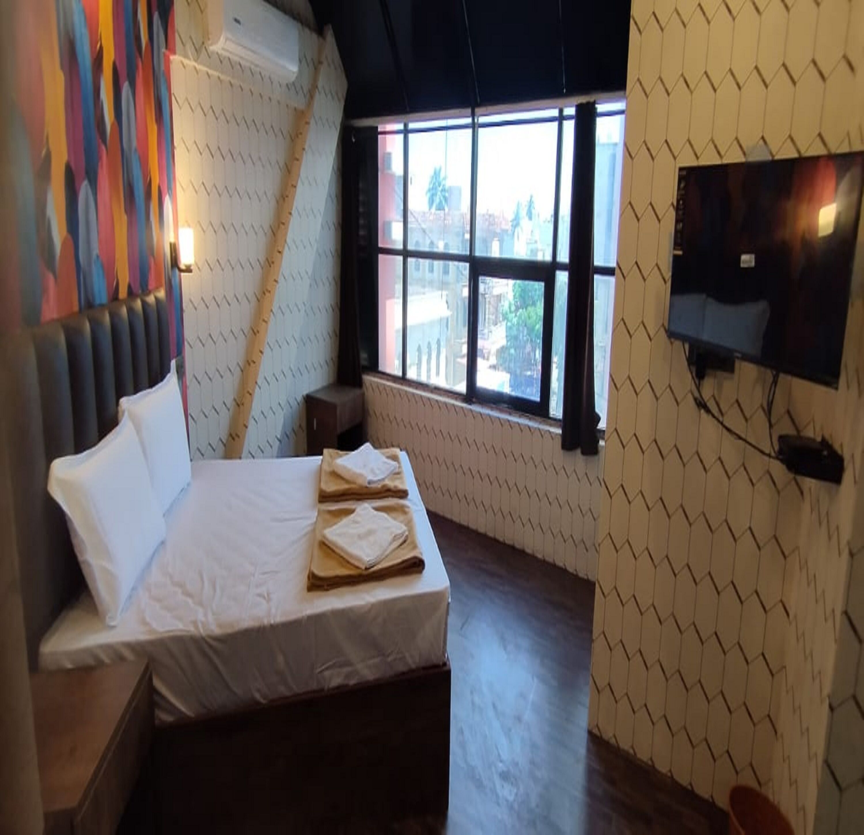 Deluxe Room | Hypo-allergenic bedding, desk, free WiFi, bed sheets