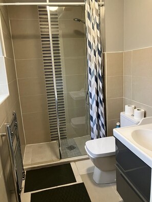 Douche, séchoir à cheveux, serviettes fournies, savon