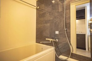 Hair dryer, bidet, towels, soap - You can arrive at Onsen Daisekai and Abeno Harukas in 10 minutes! Public foyer, kitchen facilities provided (Osaka-shi)