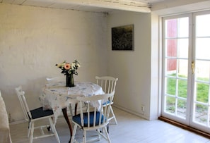 Eenvoudig appartement, uitzicht op tuin | 2 slaapkamers, gratis wifi, beddengoed