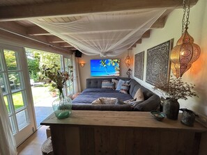 Smart TV, fireplace
