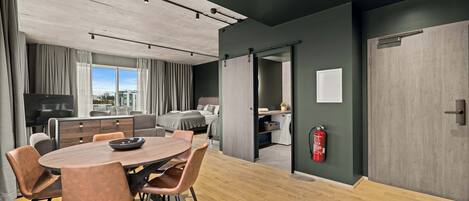 Tabla de planchar con plancha, wifi, ropa de cama