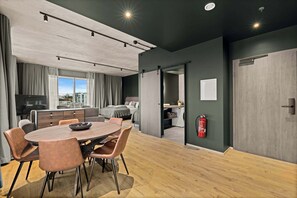 Een strijkplank/strijkijzer, wifi, beddengoed