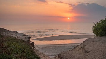 Na praia, areia branca, 2 bares na praia