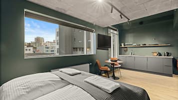 Een strijkplank/strijkijzer, wifi, beddengoed