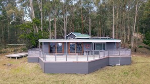 Terrace/patio - The Pier House - The Pier House! Artists, Sailors…Little Taylors (South Bruny)