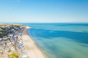 Beach - Bay View - a holiday let by Bloom Stays that sleeps 5 guests in 3 bedrooms (Sandgate)
