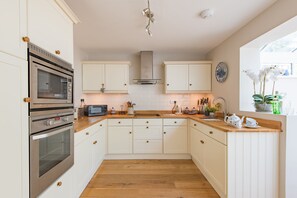 Microwave, oven, dishwasher, coffee/tea maker
