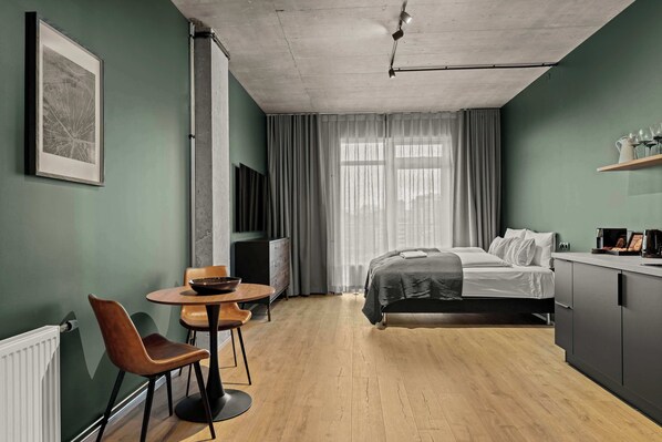 Tabla de planchar con plancha, wifi y ropa de cama 