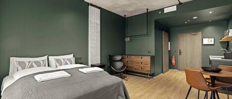 Iron/ironing board, WiFi, bed sheets