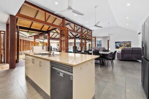 Fridge, microwave, oven, stovetop - Three Corners Of Paradise In Clifton Beach (Clifton Beach)