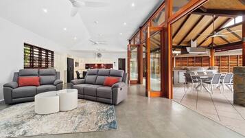 Smart TV, table tennis