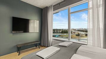 Een strijkplank/strijkijzer, wifi, beddengoed