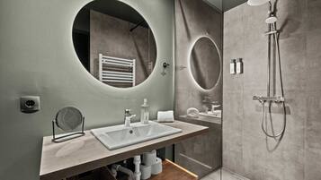 Shower, hair dryer, towels