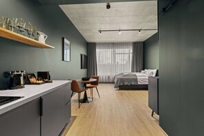 Tabla de planchar con plancha, wifi y ropa de cama 