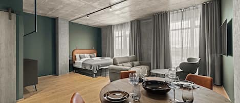 Een strijkplank/strijkijzer, wifi, beddengoed