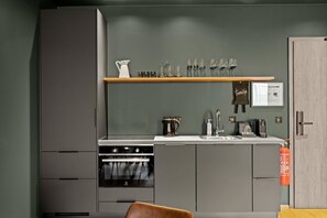 冷蔵庫、コンロ、食器洗い機、コーヒー / ティーメーカー