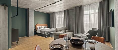 Planxa i posts de planxar, wifi i roba de llit