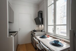 Ofen, Herdplatte, Geschirrspüler, Wasserkocher mit Kaffee-/Teezubehör