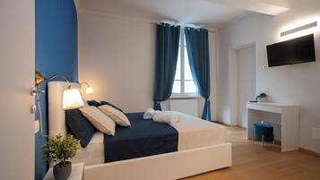 2 sovrum, skrivbord, strykjärn/strykbräda och resesäng