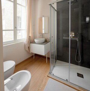 Dusche, Haartrockner, Bidet, Handtücher